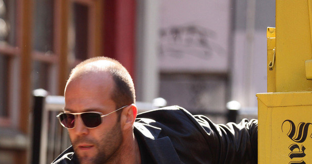 Jason Statham jest idelanym przedstawicielem gangsterskiego stylu /East News