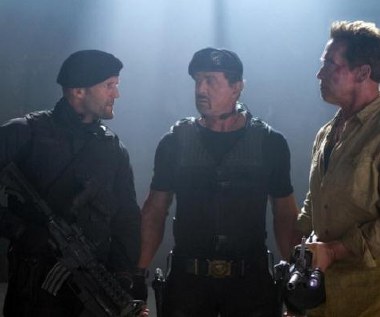 Jason Statham, Sylvester Stallone i Arnold Schwarzenegger w scenie z filmu "Niezniszczalni 2"