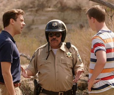 Jason Sudeikis, Luis Guzmán i Will Poulter w scenie z filmu "Millerowie"