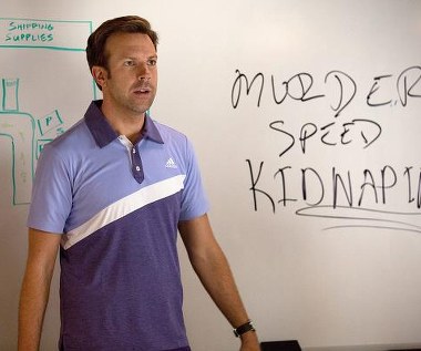 Jason Sudeikis w scenie z filmu "Szefowie wrogowie 2"