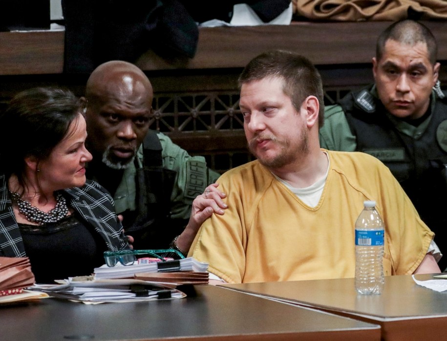 Jason Van Dyke (drugi z prawej) na sali sądowej /ANTONIO PEREZ/CHICAGO TRIBUNE/POOL /PAP/EPA