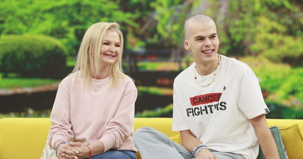 Jasper z mamą na kanapie "halo tu polsat" /Gałązka /AKPA