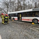Jastrzębie Zdrój: Autobus miejski uderzył w drzewo. Są ranni