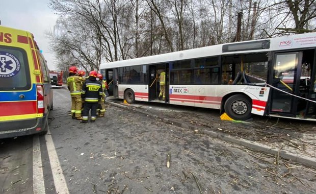 Jastrzębie Zdrój: Autobus miejski uderzył w drzewo. Są ranni