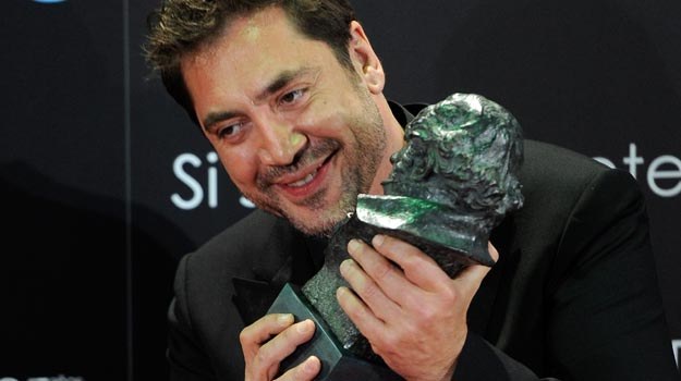 Javier Bardem ściska w dłoniach statuetkę Goyi /AFP