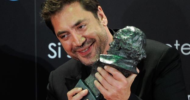 Javier Bardem ściska w dłoniach statuetkę Goyi /AFP