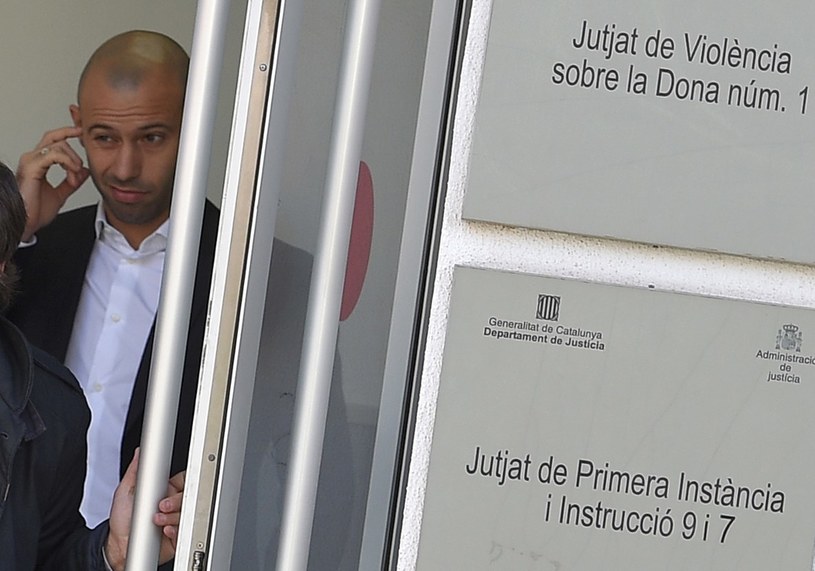 Javier Mascherano opuszcza budynek sądu /AFP