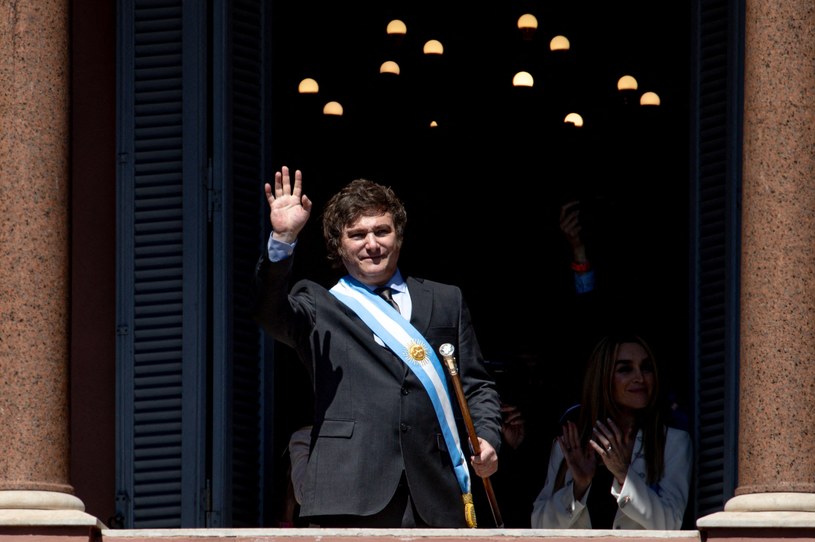 Javier Milei został zaprzysiężony na prezydenta Argentyny. Zdjęcie przedstawia polityka w momencie ceremonii, która odbyła się w 10 grudnia w Buenos Aires /UCAS AGUAYO ARAOS/ANADOLU/Anadolu via AFP /AFP