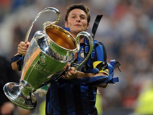 Javier Zanetti w swoim 700 meczu dla Interu wywalczył puchar Ligi Mistrzów /AFP
