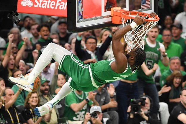 Jaylen Brown z Boston Celtics w efektownej akcji /AMANDA SABGA /PAP/EPA