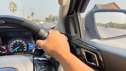 Jazda bez trzymania kierownicy? W Wielkiej Brytanii to już możliwe