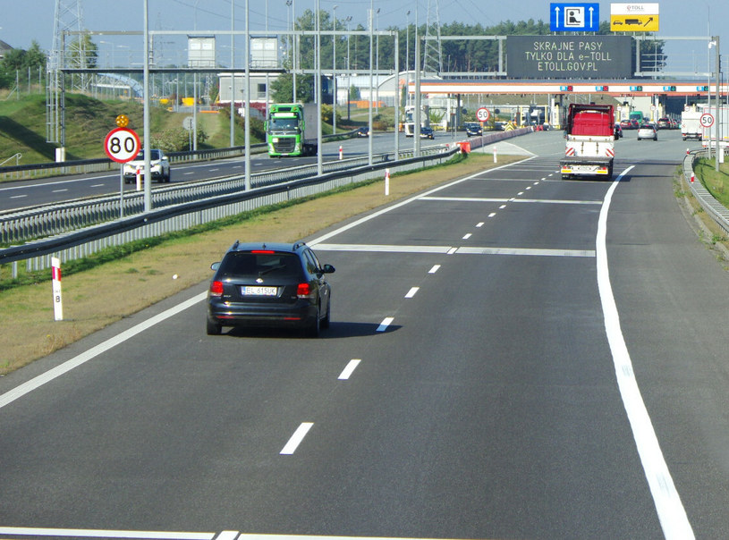 Jazda lewym pasem autostrady jest niezgodna z przepisami. /Marek BAZAK/East News /East News