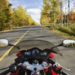 Jazda motocyklem jesienią. Na co trzeba szczególnie uważać