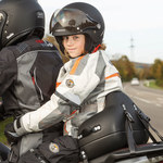 Jazda na motocyklu z dzieckiem z przodu jest niebezpieczna. Przepisy stanowią jasno