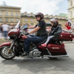 Jazda na motocyklu z dzieckiem z przodu jest niebezpieczna. Przepisy stanowią jasno