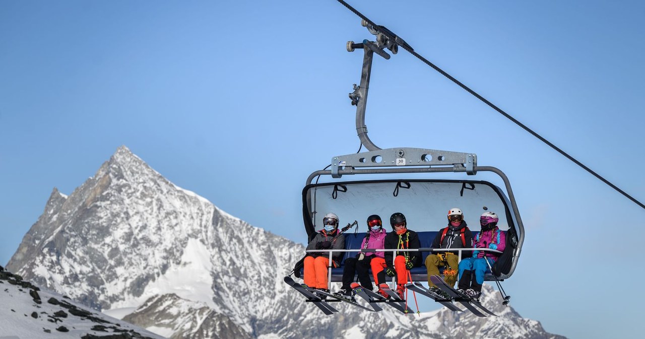 Jazda na nartach droższa, wolniejsza i chłodniejsza? /FABRICE COFFRINI /AFP