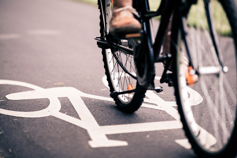 Jazda na rowerze po alkoholu jest zabroniona i karana mandatem nawet do 2500 zł. /123RF/PICSEL