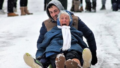 Jazda na sankach frajdą tylko dla dzieci? To zdjęcie 86-latki jest hitem internetu