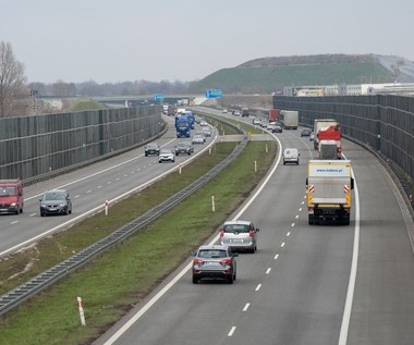 Jazda na słupki to dziś obowiązek. Nie stosujesz? Dostaniesz 500 zł mandatu