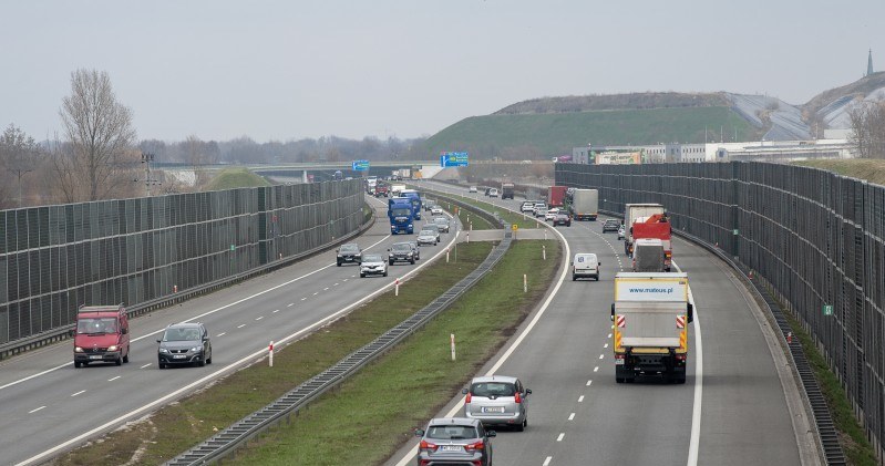 Jazda na słupki to dziś obowiązek /GDDKiA