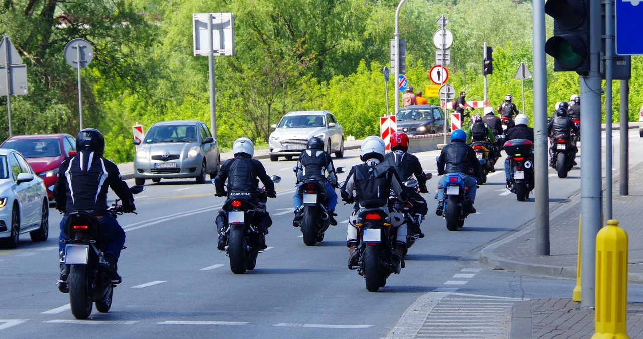 Jazda "na zakładkę" w grupie motocykli jest znacznie bezpieczniejsza niż jazda obok siebie. /Marek BAZAK/East News /East News