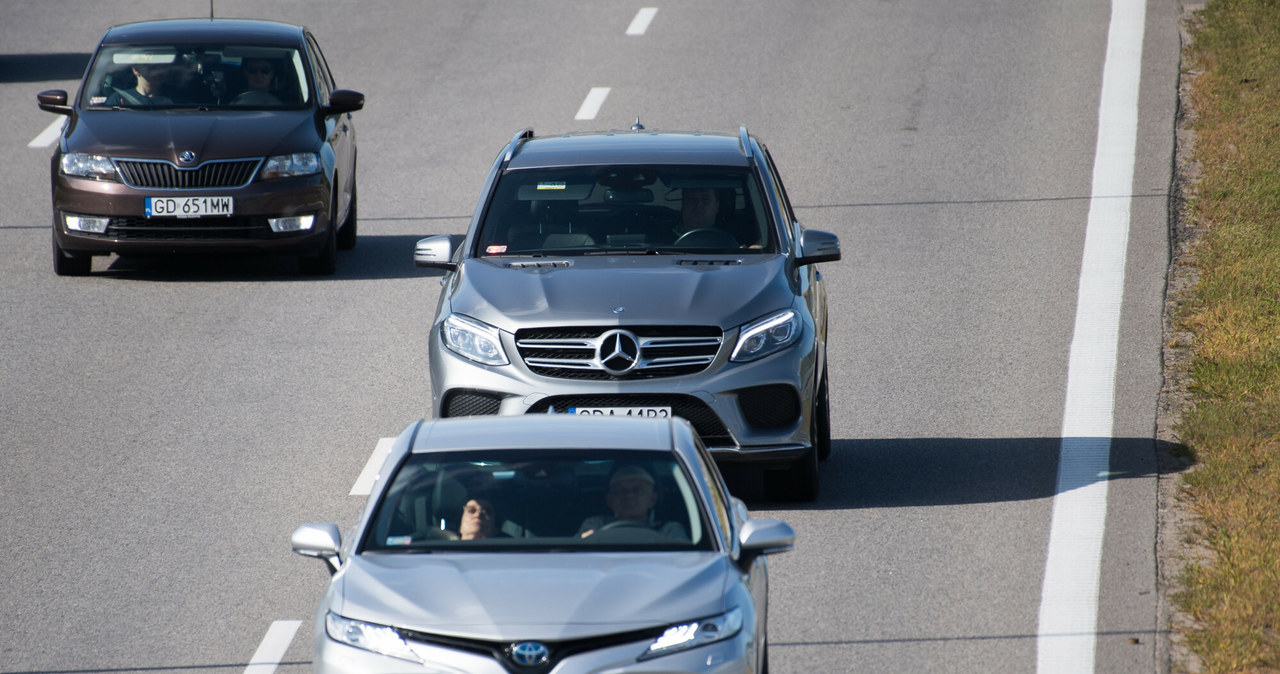 Jazda na zderzaku na autostradzie to teraz wykroczenie, za które grozi mandat. /Wojciech Stróżyk /Reporter