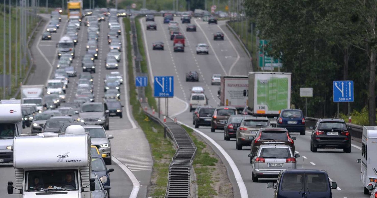 Jazda po autostradzie wymaga szczególnej koncentracji /Przemek Świderski /East News