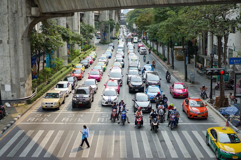 Jazda po Bangkoku bez koszulki może skończyć się mandatem. /123RF/PICSEL