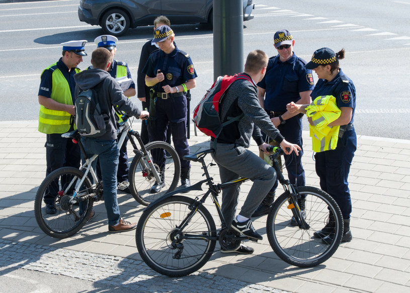 Jazda po chodniku może być powodem do wystawienia mandatu dla rowerzysty /Andrzej Zbraniecki/East News /East News