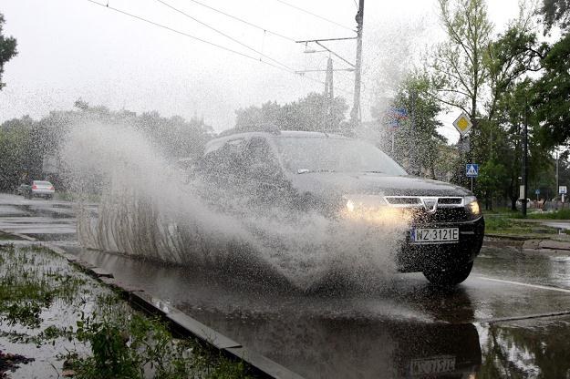 Jazda po deszczu to większe ryzyko poślizgu / Fot: Wojciech Traczyk /East News