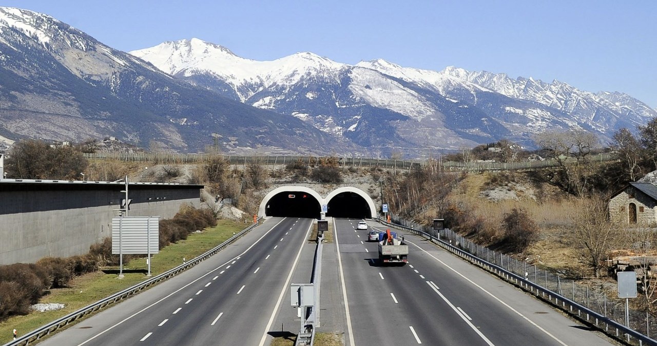 Jazda po większości autostrad i dróg ekspresowych w Szwajcarii wymaga wykupienia winiety. /DB/Photonews via Getty Images /