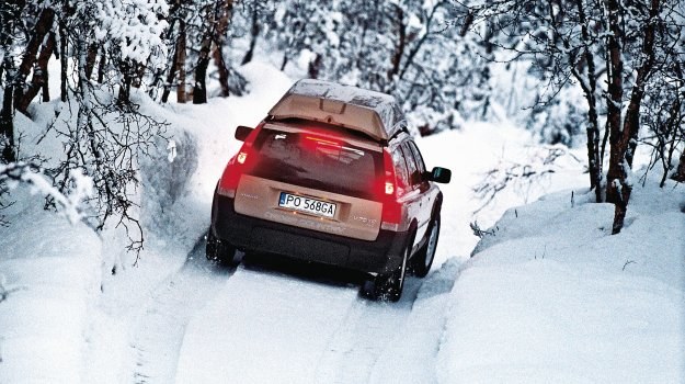 Jazda po zaśnieżonej drodze może skończyć się awarią nawet auta z napędem 4x4. /Motor
