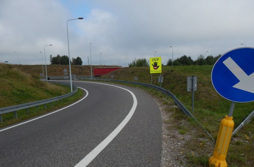 Jazda pod prąd na autostradzie to bardzo niebezpieczny manewr, dlatego GDDKiA montuje widoczne na zdjęciu specjalne tablice informacyjne. /gov.pl /GDDKiA