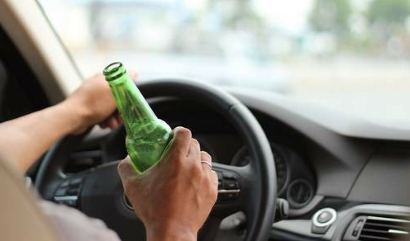 Jazda pod wpływem alkoholu jest zakazana. Ale czy można pić alkohol na parkingu, bez zamiaru późniejszego prowadzenia pojazdu? /Value Stock Images /East News