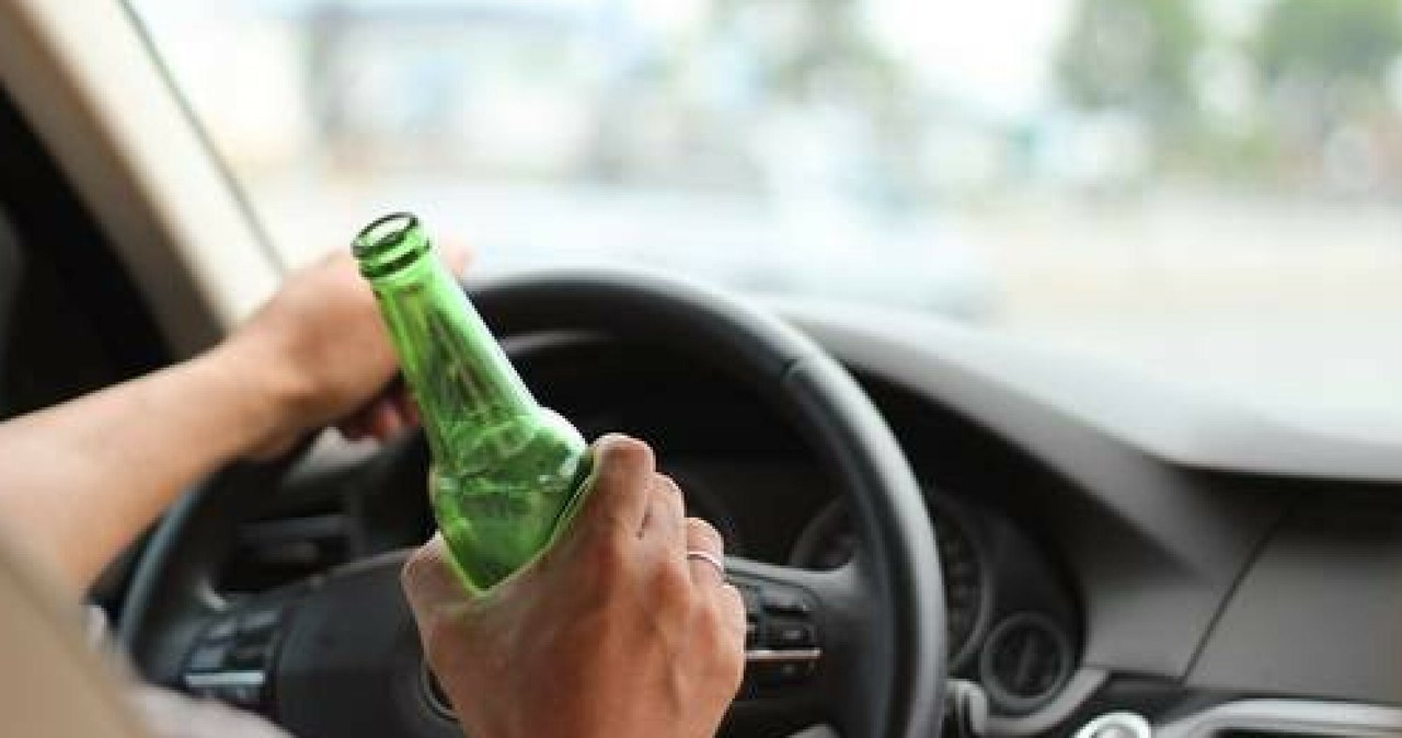 Jazda pod wpływem alkoholu jest zakazana. Ale czy można pić alkohol na parkingu, bez zamiaru późniejszego prowadzenia pojazdu? /Value Stock Images /East News