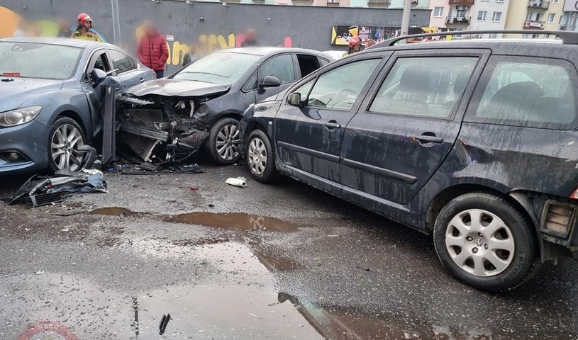 Jazda pod wpływem alkoholu zakończyła się dla kierowcy Volkswagena uszkodzeniem 11 samochodów. /Ochotnicza Straż Pożarna w Świdnicy /