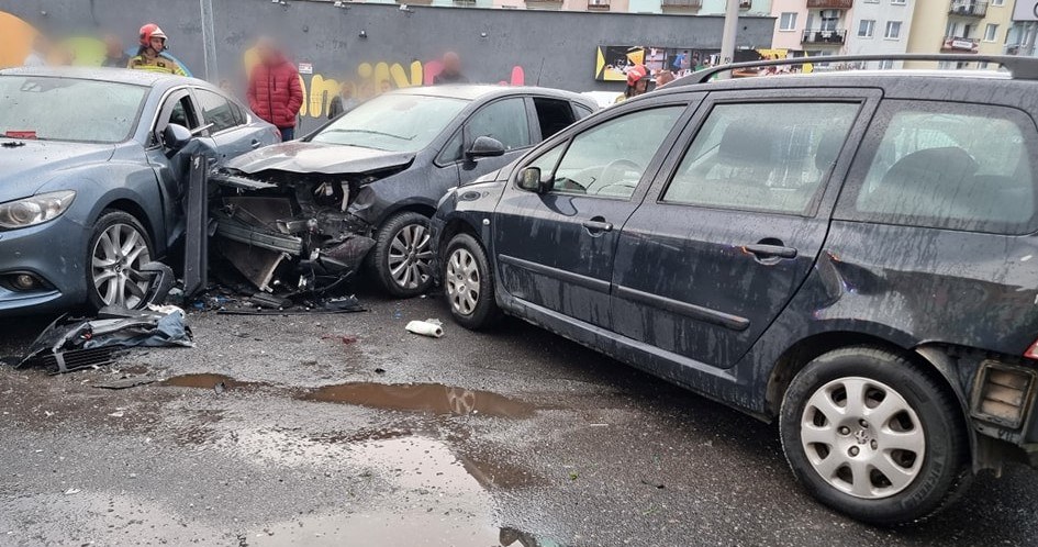 Jazda pod wpływem alkoholu zakończyła się dla kierowcy Volkswagena uszkodzeniem 11 samochodów. /Ochotnicza Straż Pożarna w Świdnicy /