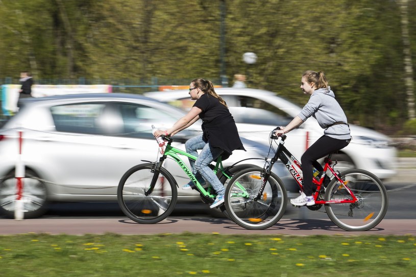 Jazda rowerem wymaga znajomości odpowiednich przepisów /Andrzej Hulimka  /Reporter
