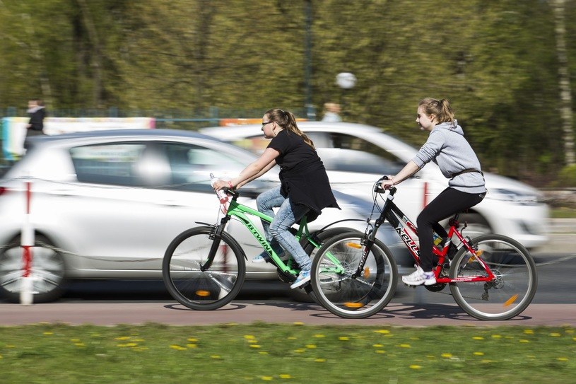 Jazda rowerem wymaga znajomości wielu przepisów, o czym wiele osób zapomina /Andrzej Hulimka  /Reporter
