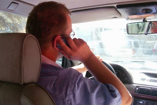 Jazda samochodem z telefonem przy uchu? Na szczęście takich sytuacji jest coraz mniej /INTERIA.PL
