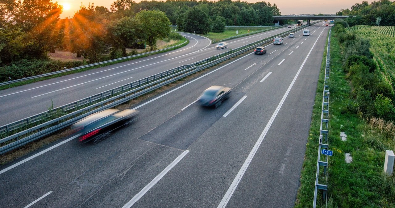 Jazda środkowym pasem autostrady to takie samo przewinienie jak jazda skrajnym lewym pasem /123RF/PICSEL