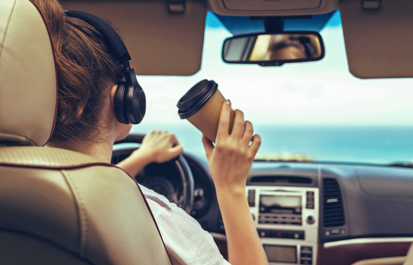 Jazda w wygłuszających słuchawkach to nowy, niebezpieczny trend wśród kierowców /123RF/PICSEL