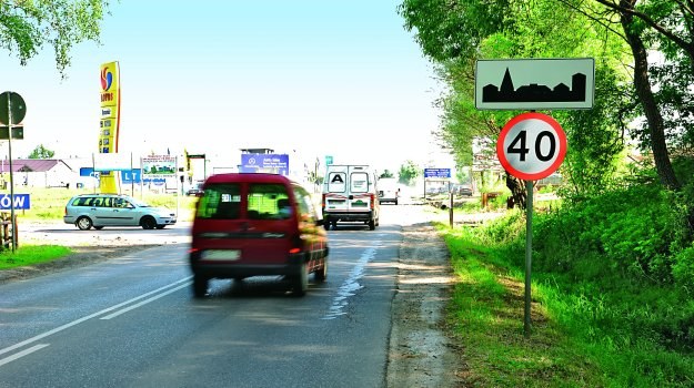 Jazda z prędkością 50 km/h zamiast 40 km/h zapominalski kierowca naraża się na niewielki mandat. /Motor