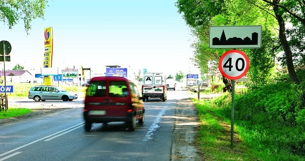 Jazda z prędkością 50 km/h zamiast 40 km/h zapominalski kierowca naraża się na niewielki mandat. /Motor