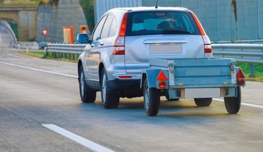 Jazda z przyczepą po autostradzie. Kierowcy zapominają o zakazie