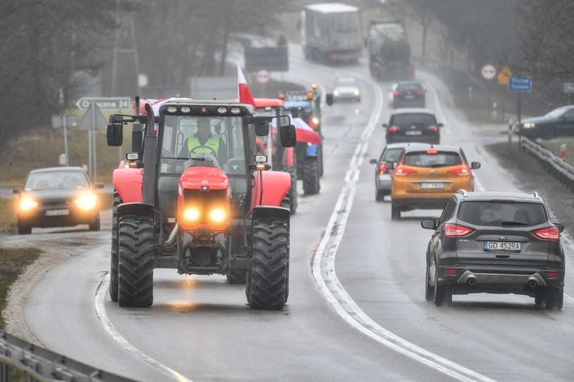 Jazda za traktorem to żadna przyjemność, ale czy można wyprzedzić pojazd wolnobieżny na podwójnej ciągłej linii? /Wojciech Strozyk/ /Reporter