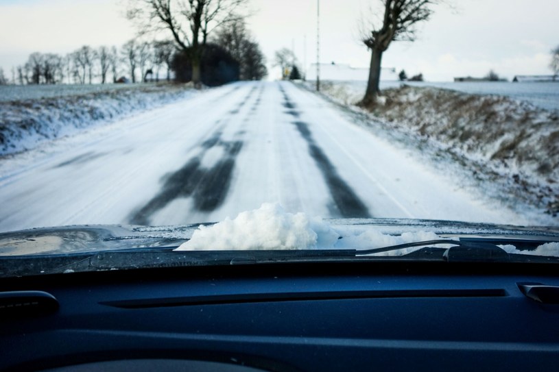 Jazdę może utrudniać śnieg i błoto pośniegowe /Piotr Kamionka /Reporter