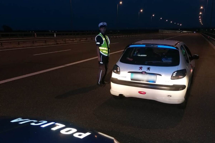 Jazdę pijanego kierowcy zakończyli policjanci /Policja