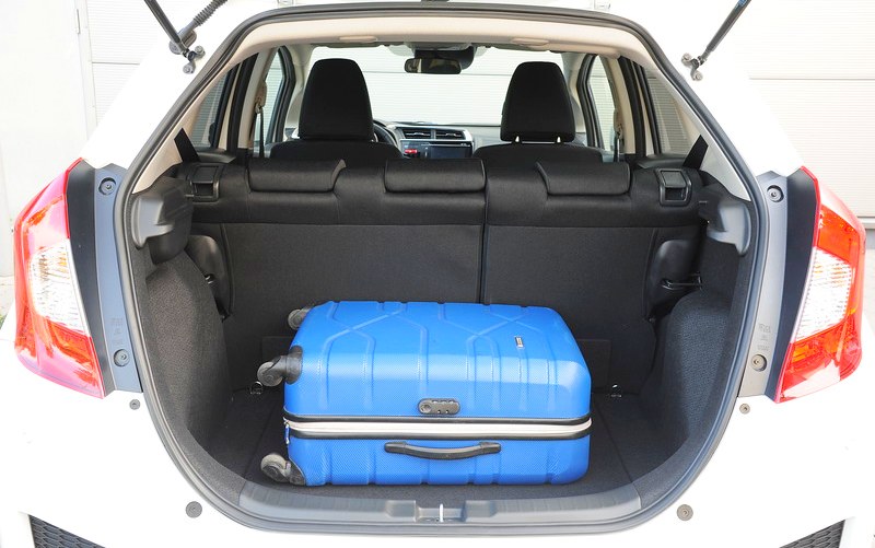 Jazz ma bagażnik wielkości kompaktowych hatchbacków – 354 l. Po złożeniu kanapy pojemność rośnie do 1314 l. Pod podłogą schowek i zestaw naprawczy, wysoka ładowność. /Motor