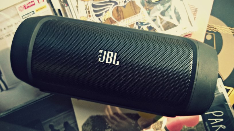 JBL Charge 2 to głośnik bezprzewodowy, który z powodzeniem może zastąpić "poważny" sprzęt grający /INTERIA.PL
